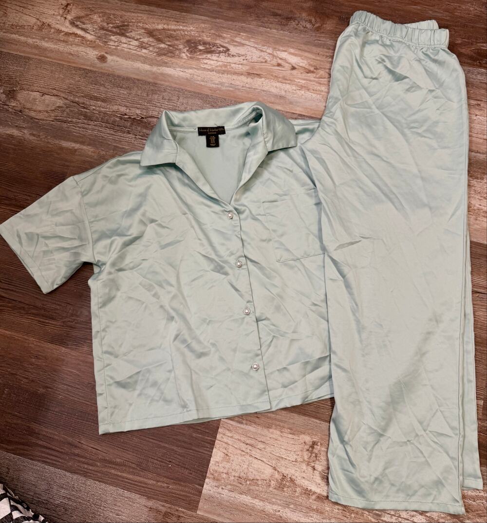 House of Harlow 1960 satin sleepwear set sz Medium in sage green EUC